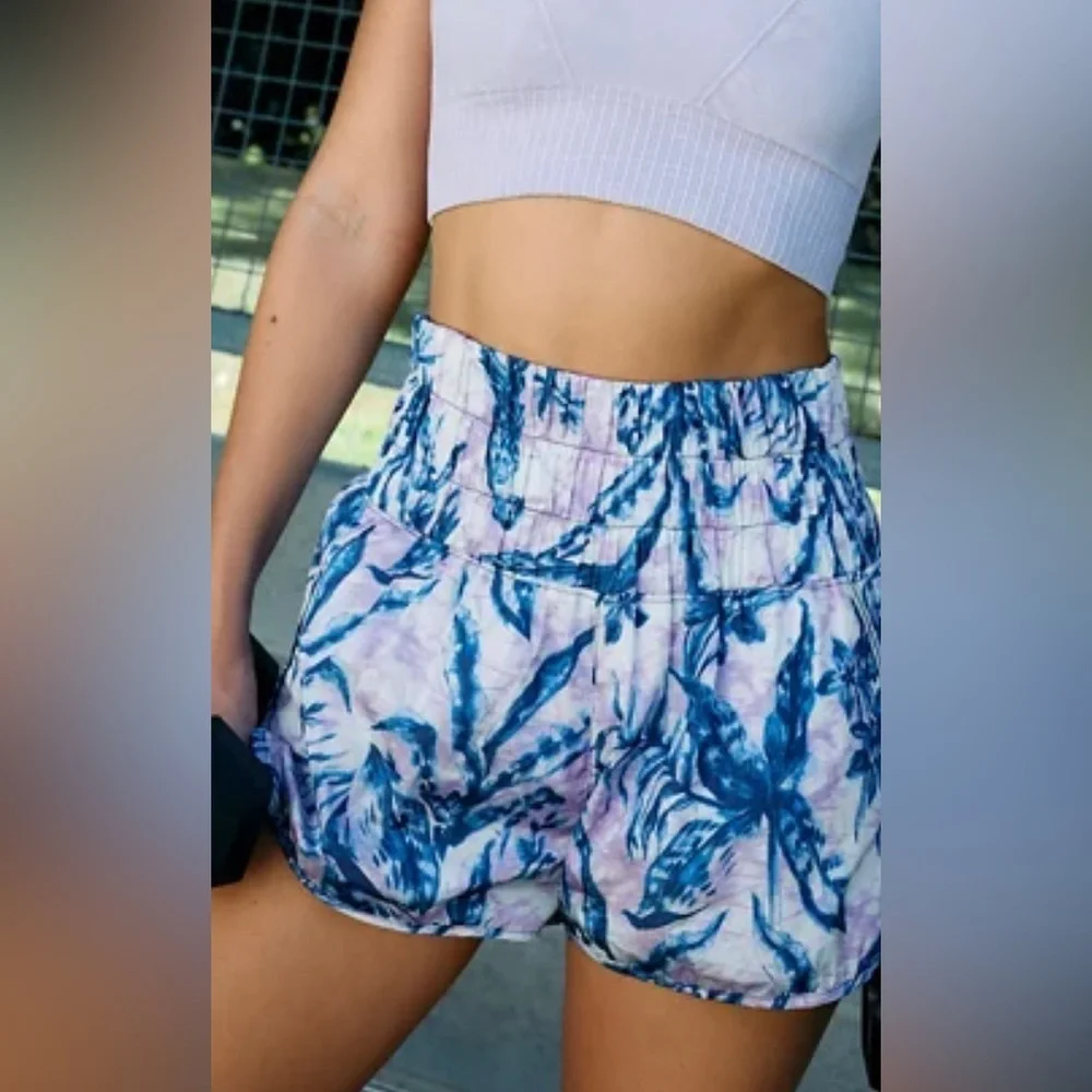 💫 FP MOVEMENT by FREE PEOPLE ‘The Way Home’ Printed Shorts - XS in White/Blue